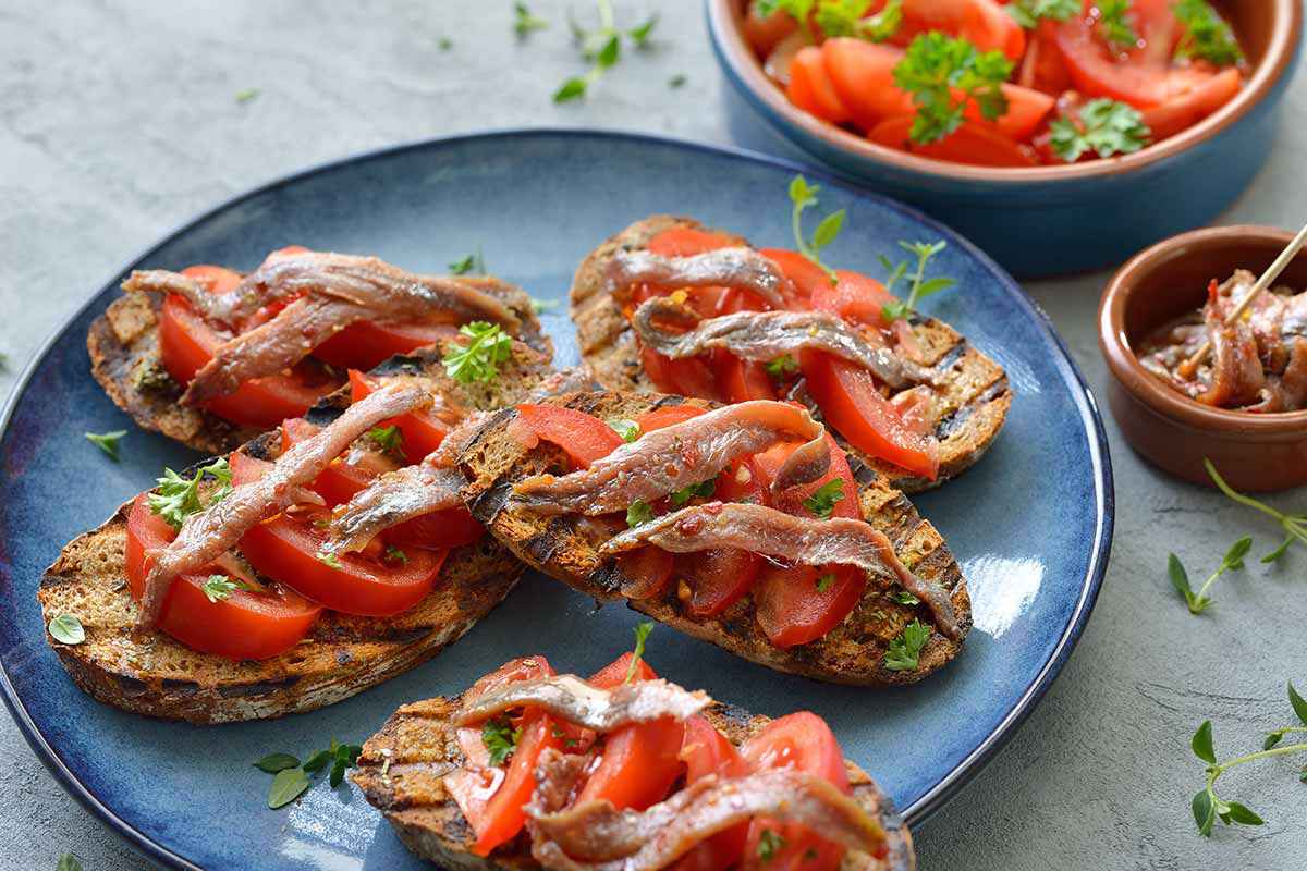 Il piatto pane  acciughe e pomodoro