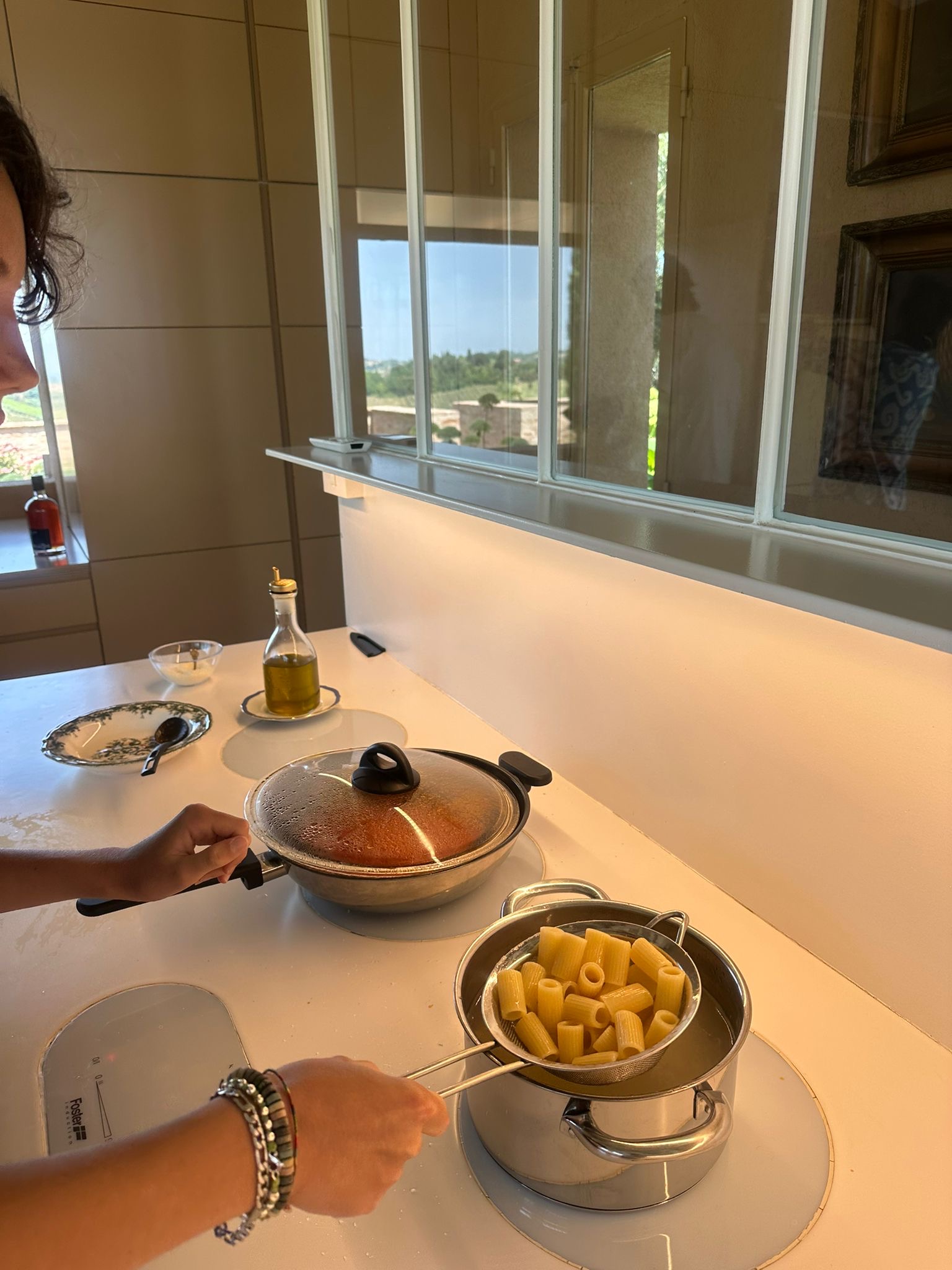 Pietro scola la pasta