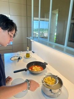 Trasferisco la pasta nella padella con il sugo