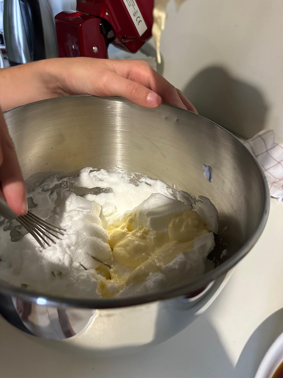 Crema al mascarpone con albumi a neve