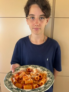 Pietro con il piatto finito di pasta al pomodoro
